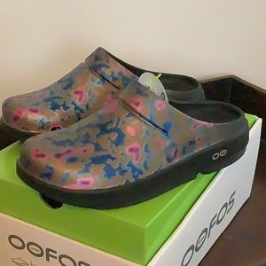OOFOS clogs  Kaleidoscope size 8